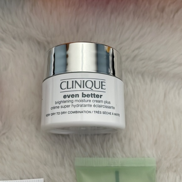 Clinique Gift Set - Picture 9 of 13